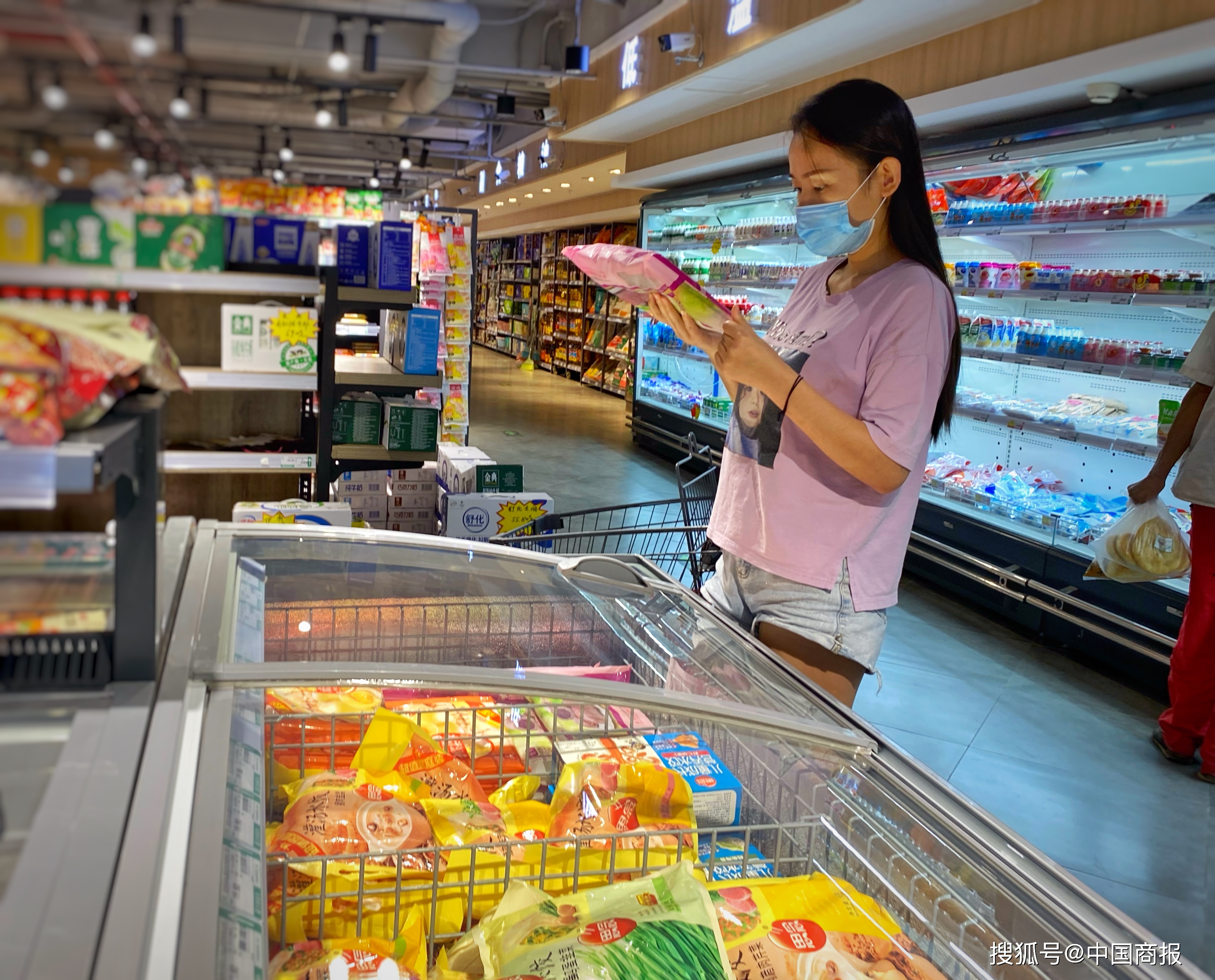 東莞文具店精品貨架：速凍食品迎來搶購熱