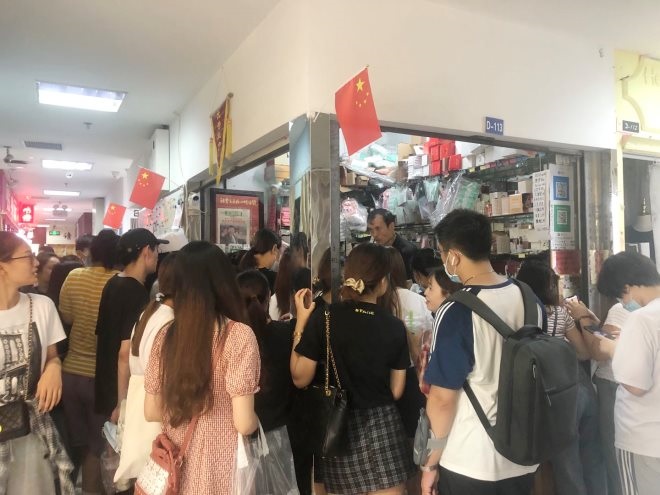 精品店貨架定制：以興趣為核，親歷電商直播，美妝行業(yè)搭上增長快車